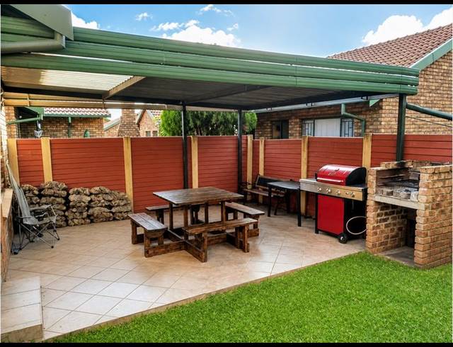 2 BEDROOM TOWNHOUSE FOR SALE IN ROOIHUISKRAAL NORTH